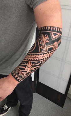  Tatouage maori, polynésien sur l'avant bras d'un homme